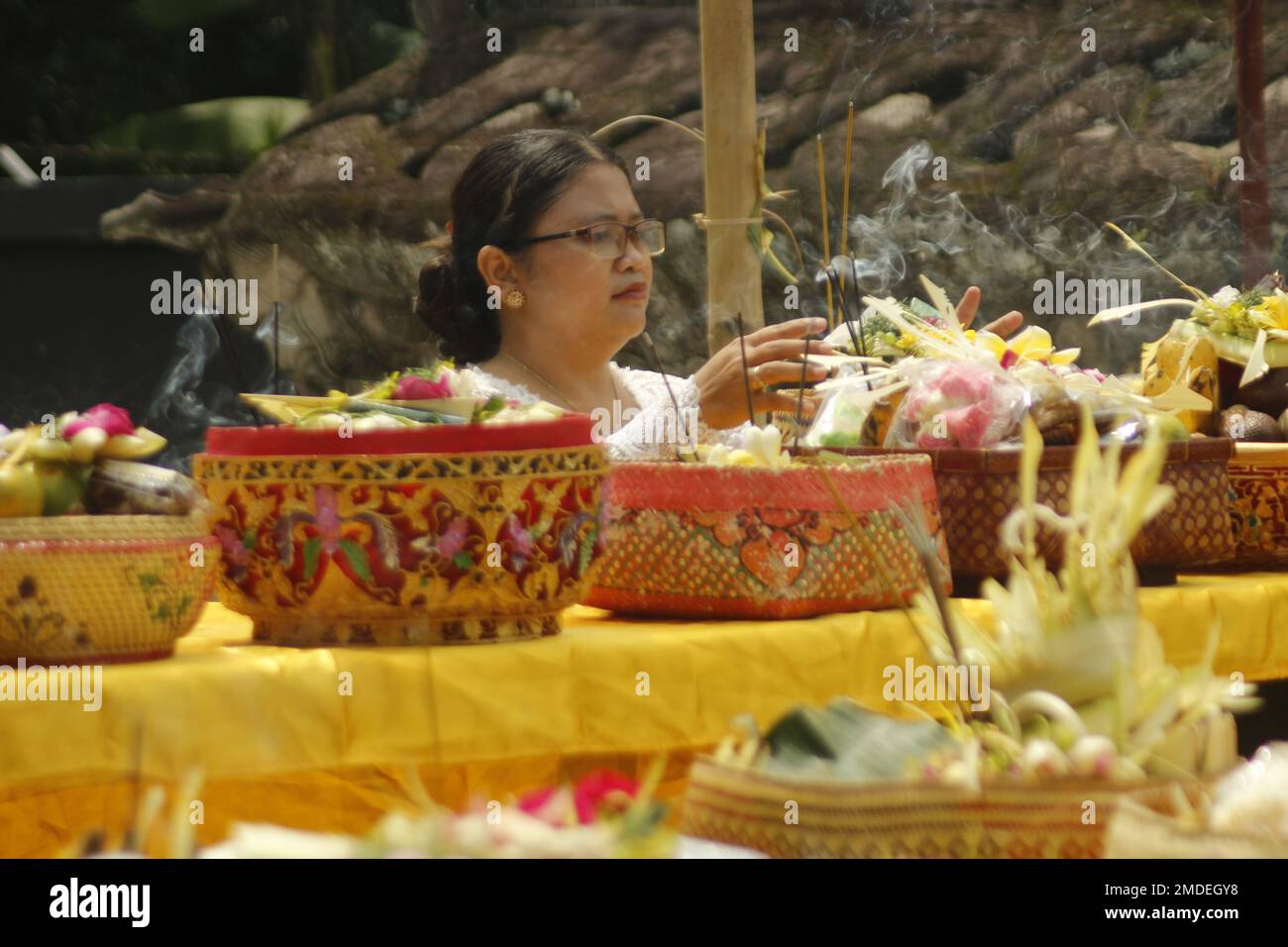 Magetan, East Java, Indonesia. 4th Jan, 2023. Hindus can be seen arranging offerings during Galungan Day at Sanggha Bhuwana Temple, Iswahjudi Magetan Lanud. Once every 210 days or January 4, Hindus carry out Hindu religious ceremonies. (Credit Image: © Ajun Ally/Pacific Press via ZUMA Press Wire) EDITORIAL USAGE ONLY! Not for Commercial USAGE! Stock Photo
