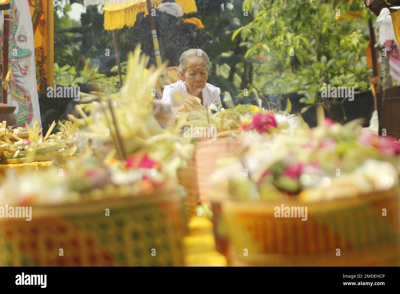 Magetan, East Java, Indonesia. 4th Jan, 2023. Hindus can be seen arranging offerings during Galungan Day at Sanggha Bhuwana Temple, Iswahjudi Magetan Lanud. Once every 210 days or January 4, Hindus carry out Hindu religious ceremonies. (Credit Image: © Ajun Ally/Pacific Press via ZUMA Press Wire) EDITORIAL USAGE ONLY! Not for Commercial USAGE! Stock Photo