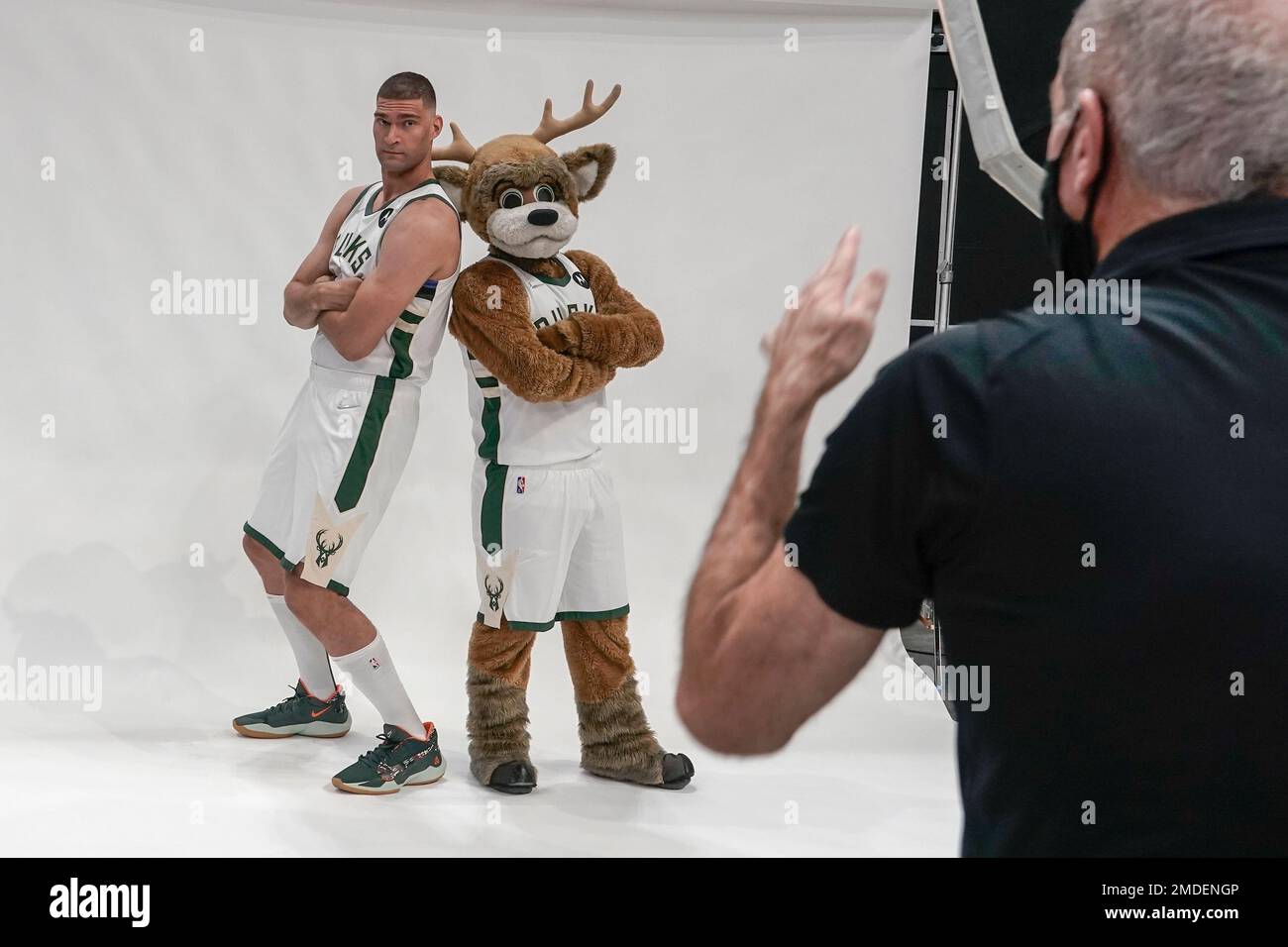 Milwaukee Bucks' Brook Lopez and brother Robin Lopez pose for a picture  during the NBA basketball team's media day in Milwaukee Monday, Oct. 2,  2023. (AP Photo/Morry Gash Stock Photo - Alamy
