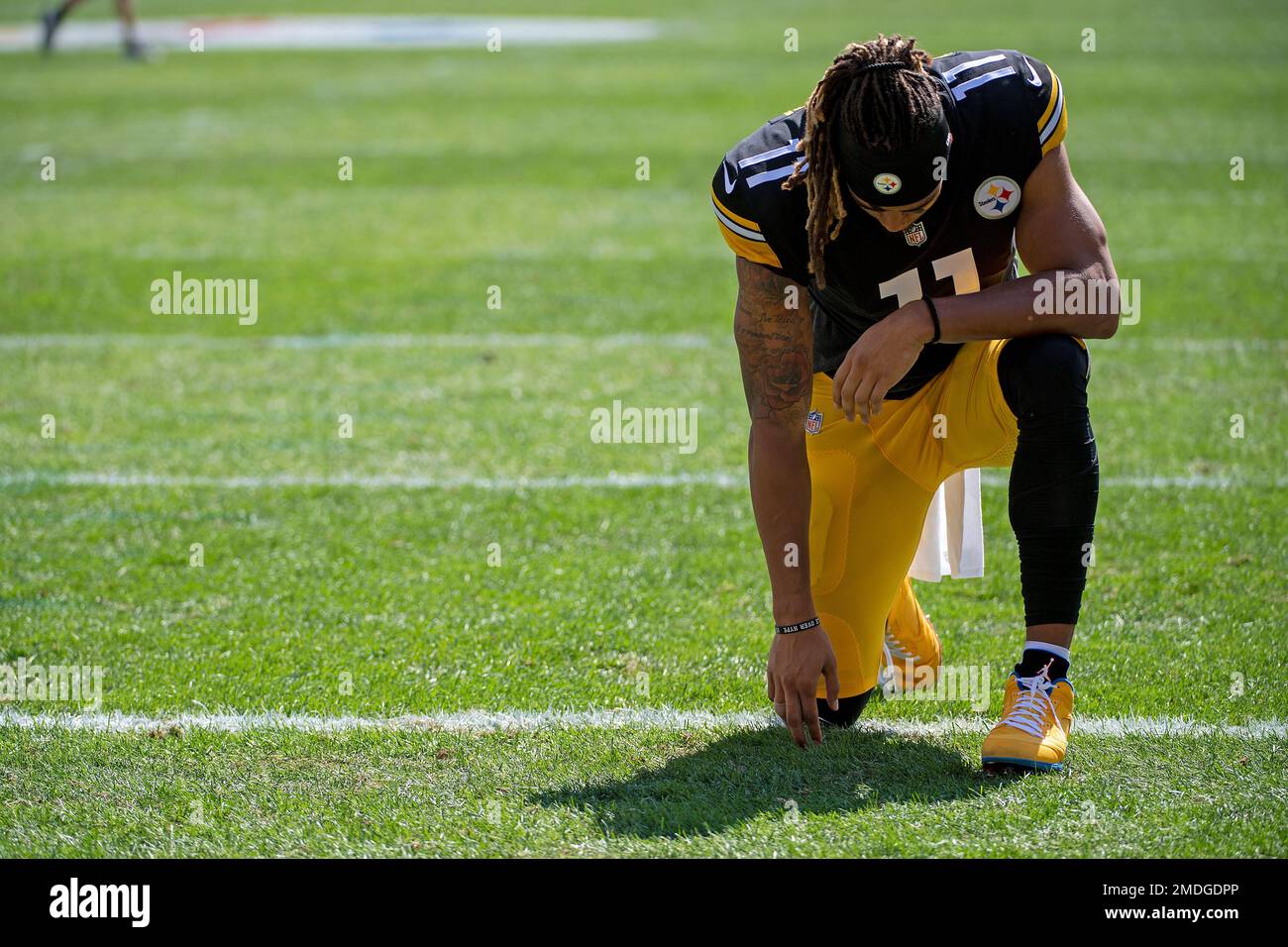 Pittsburgh Steelers wide receiver Chase Claypool (11) is up ended