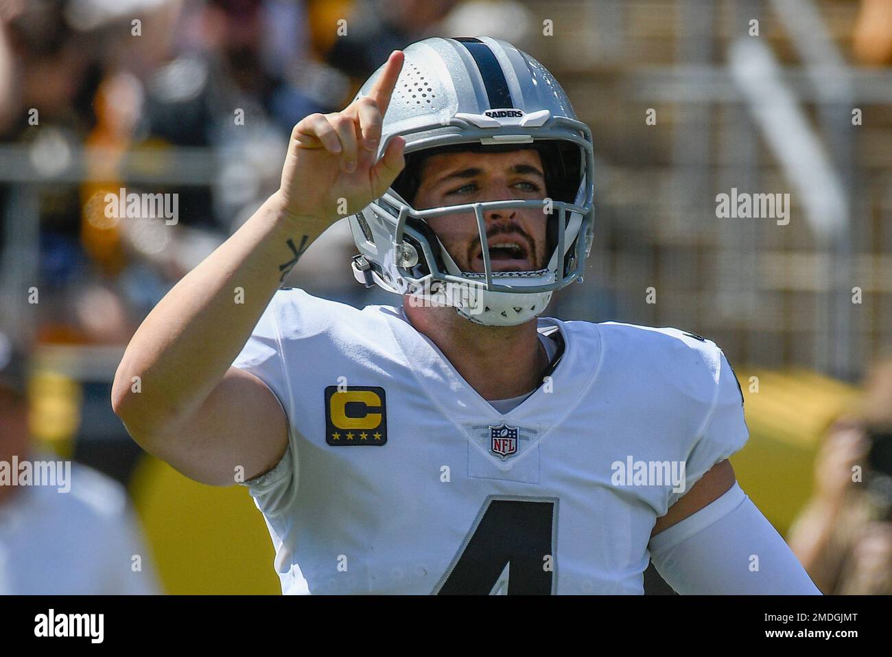 Las Vegas Raiders quarterback Derek Carr (4) plays against the Pittsburgh  Steelers in an NFL football game, Sunday, Sept. 19, 2021, in Pittsburgh.  (AP Photo/Keith Srakocic Stock Photo - Alamy