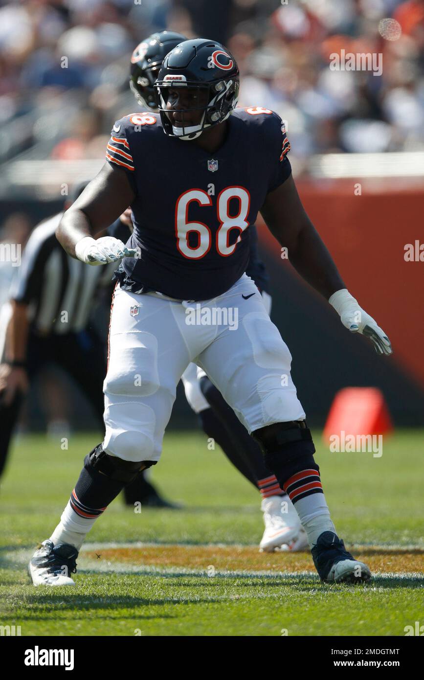 Chicago Bears offensive guard James Daniels (68) sets to block