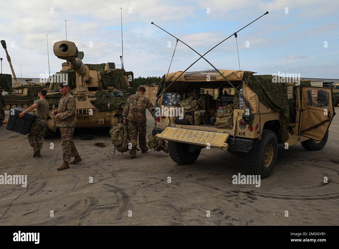 Soldiers assigned alpha battery 1st hi-res stock photography and images ...