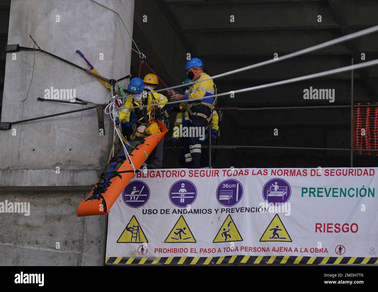 Members of the Rotary Club practice moving a victim during an earthquake  drill in Mexico city´s Polanco neighborhood, Sunday, Sept. 19, 2021. (AP  Photo/Fernando Llano Stock Photo - Alamy