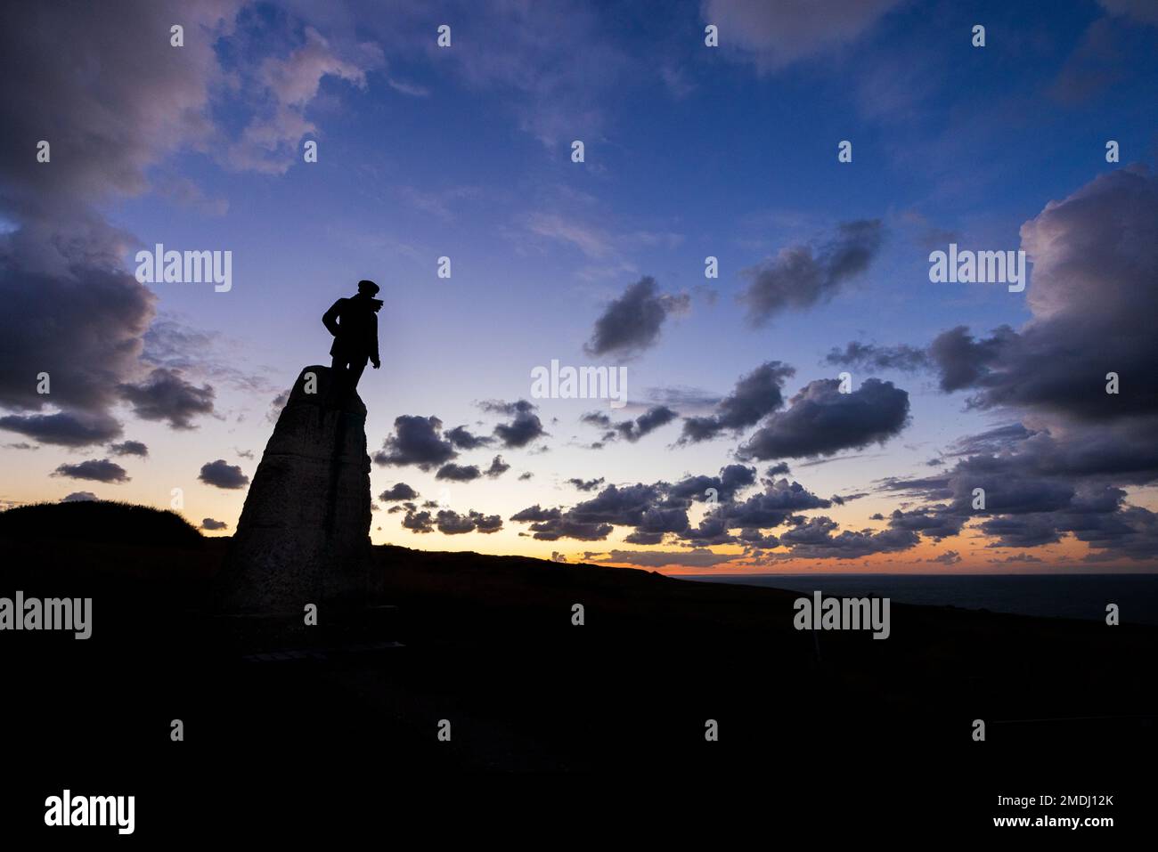 Silhouette de la statue d'Hubert Latham au coucher de soleil, France, Côte d'Opale Stock Photo