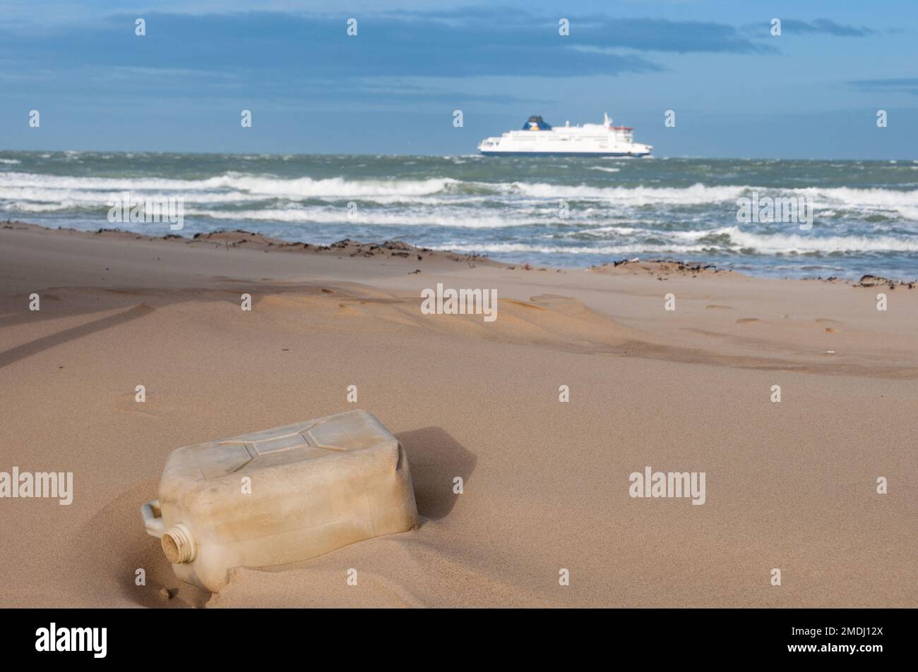 Bidon en plastique échoué sur une plage de la côte d'Opale (62), France Stock Photo
