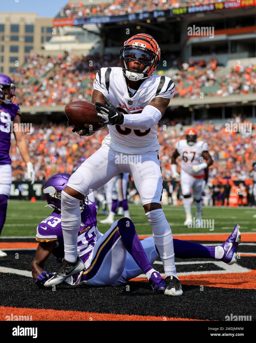 Cincinnati Bengals wide receiver Tee Higgins (85) makes a catch