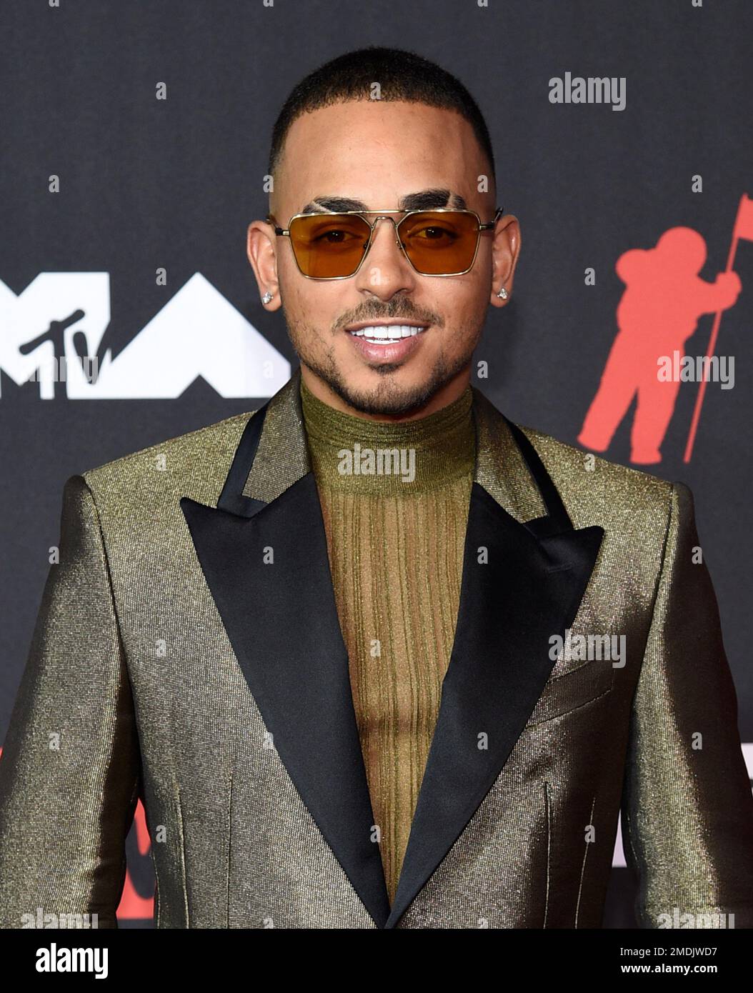  Ozuna arrives at the MTV Video Music Awards at Barclays Center on Motiv 