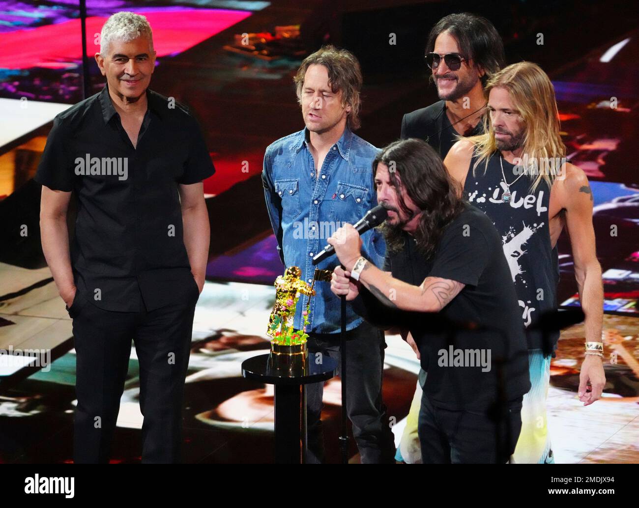Pat Smear, from left, Chris Shiflett, Dave Grohl, Taylor Hawkins, Rami Jaffee, of the Foo Fighters accept the global icon award at the MTV Video Music Awards at Barclays Center on Sunday,