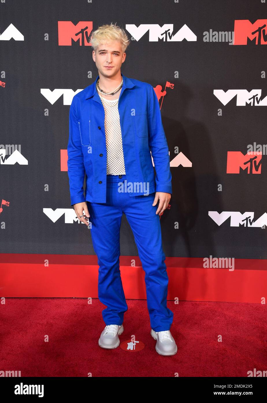 Eben arrives at the MTV Video Music Awards at Barclays Center on Sunday ...