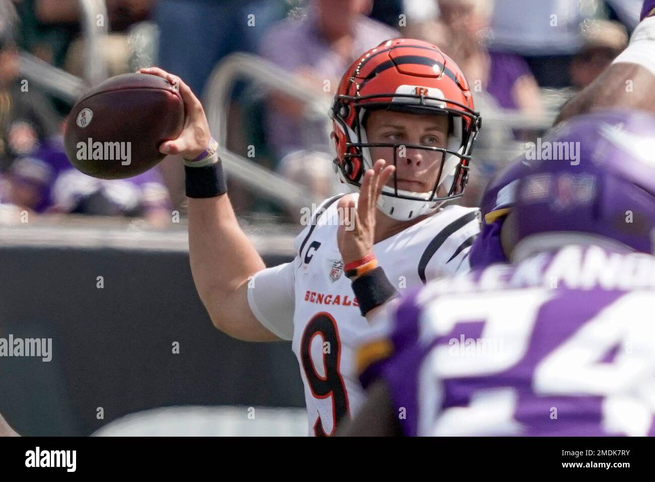 Cincinnati Bengals quarterback Joe Burrow (9) passes against the