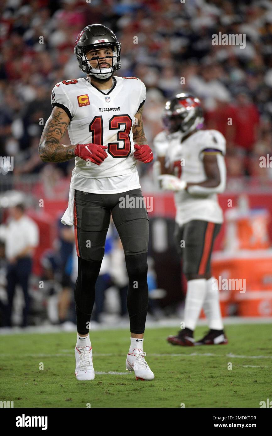 Tampa Bay Buccaneers wide receiver Mike Evans (13) sets up for a