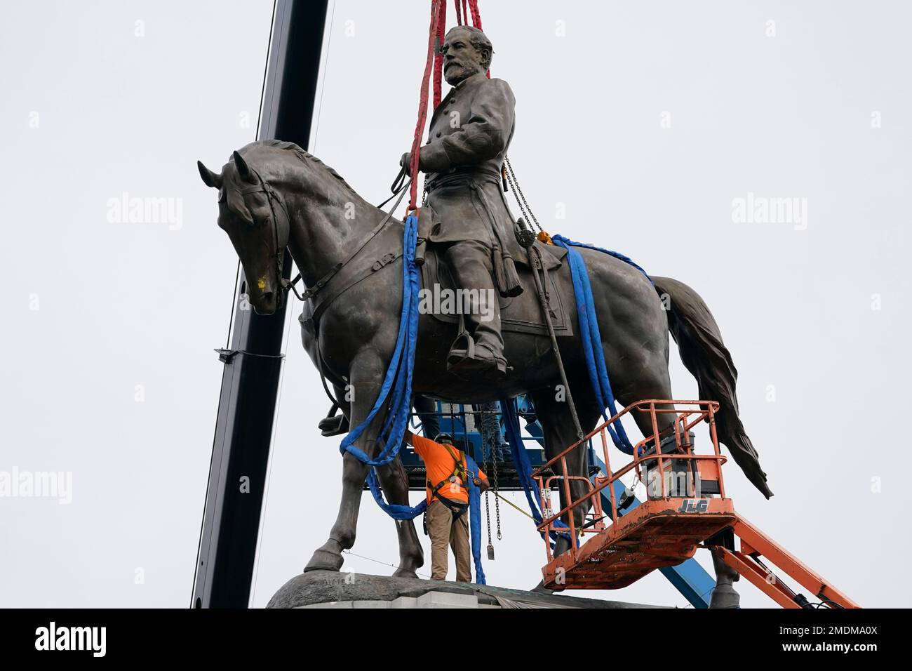 Crews work to remove one of the country's largest remaining monuments