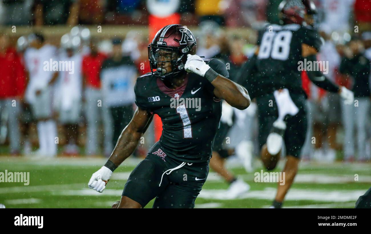 Minnesota running back Cam Wiley (1) runs a route against Ohio State in
