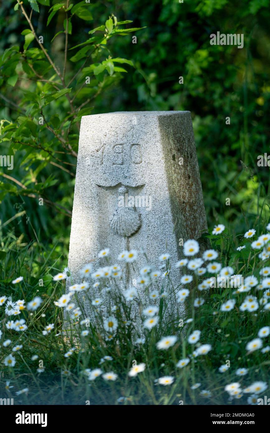 Kilometre-marker on the Way of St James (Santiago de Compostela) at Bodelio, Riec-sur-Belon, in Brittany (north-western France). 190 km marker on the Stock Photo