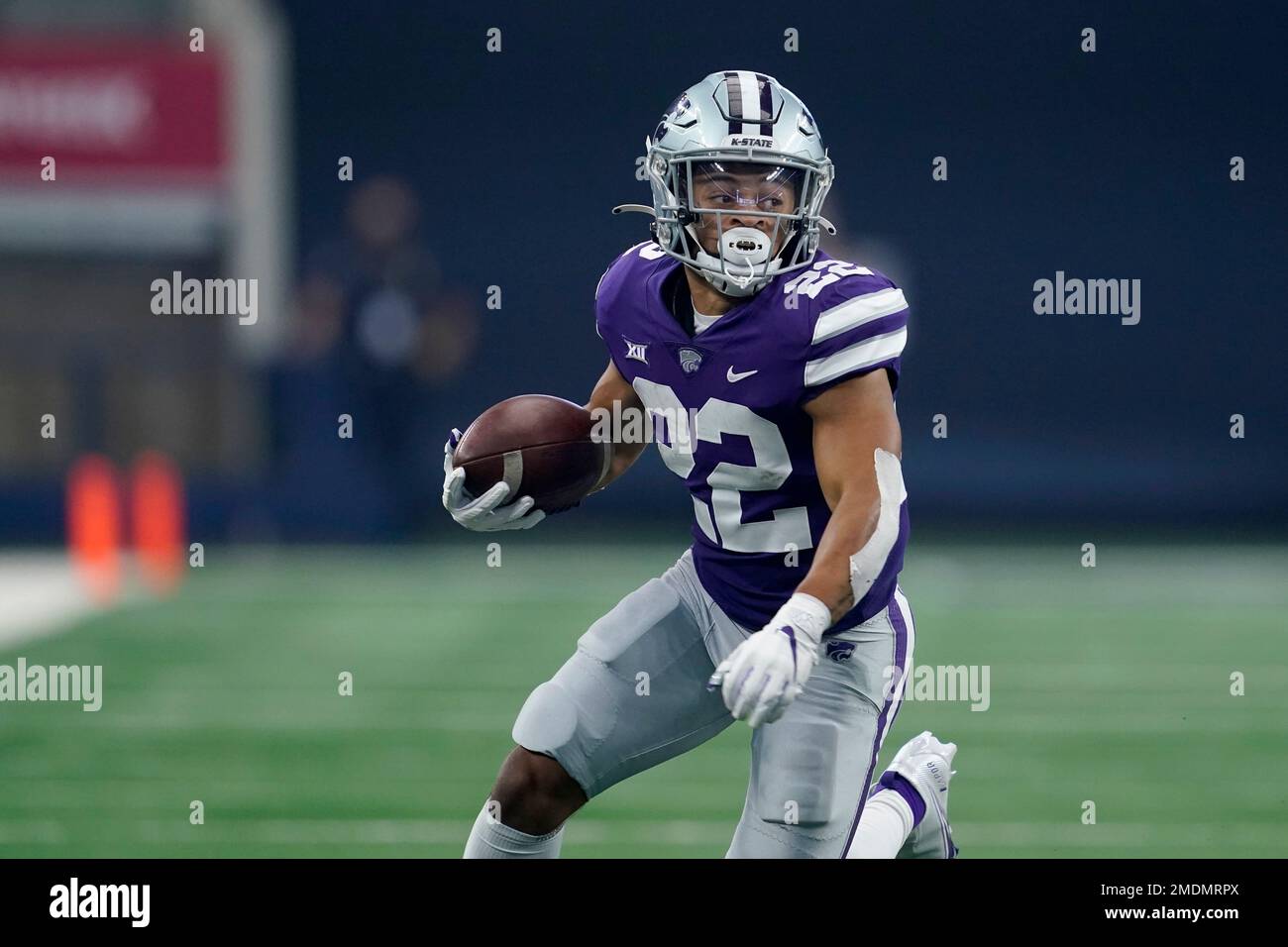 Kansas State running back Deuce Vaughn carries the ball during an NCAA  college football game against Stanford in Arlington, Texas, Saturday, Sept.  4, 2021. (AP Photo/Tony Gutierrez Stock Photo - Alamy