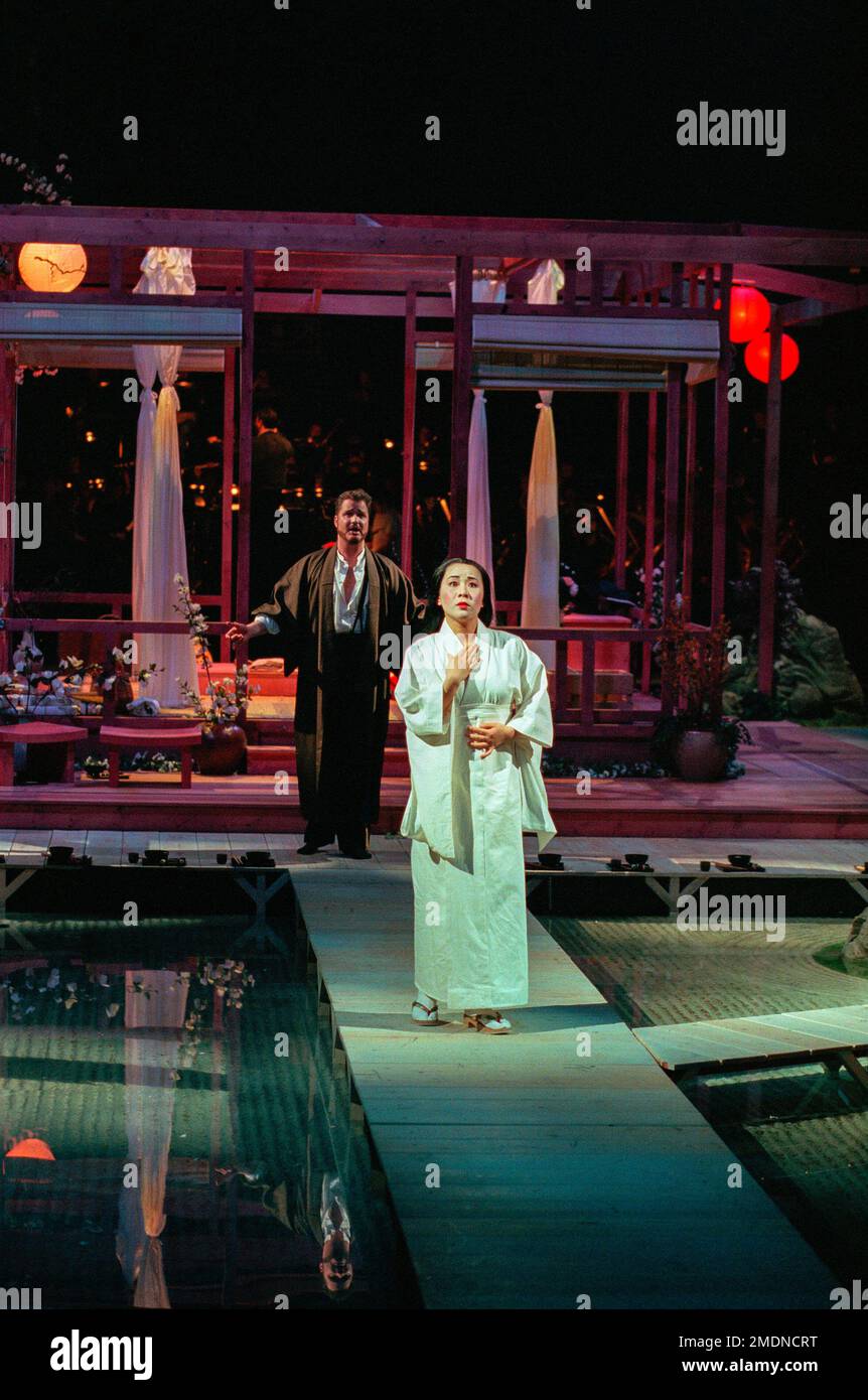 Craig Downes (Pinkerton), Liping Zhang (Madam Butterfly) in MADAM BUTTERFLY by Puccini at the Royal Albert Hall, London SW7  19/02/1998  a Raymond Gubbay production  conductor: Peter Robinson  design: David Roger  lighting: Andrew Bridge  director: David Freeman Stock Photo