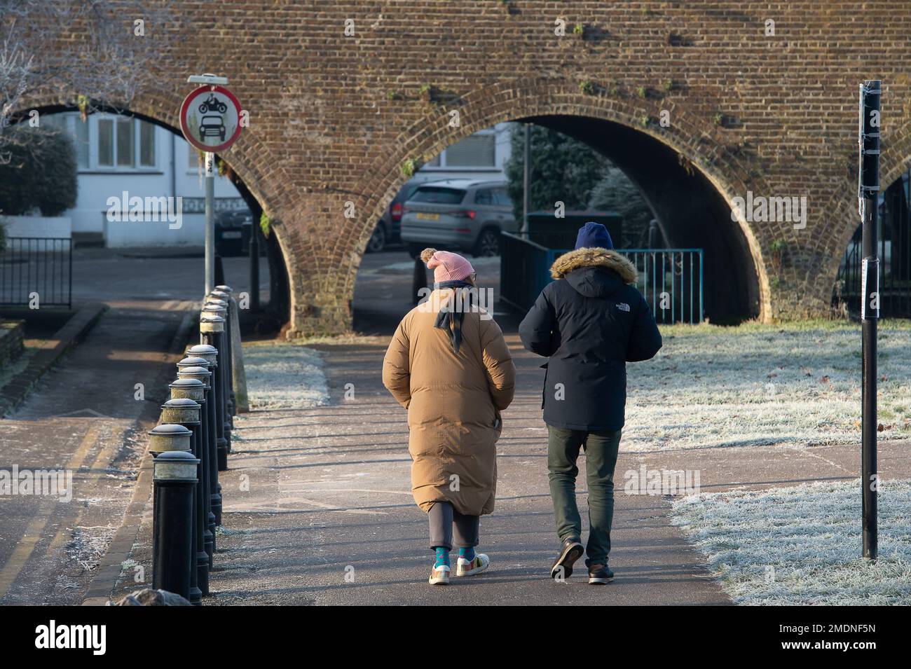 Windsor, Berkshire, UK. 23rd January, 2023. A couple walk by the River