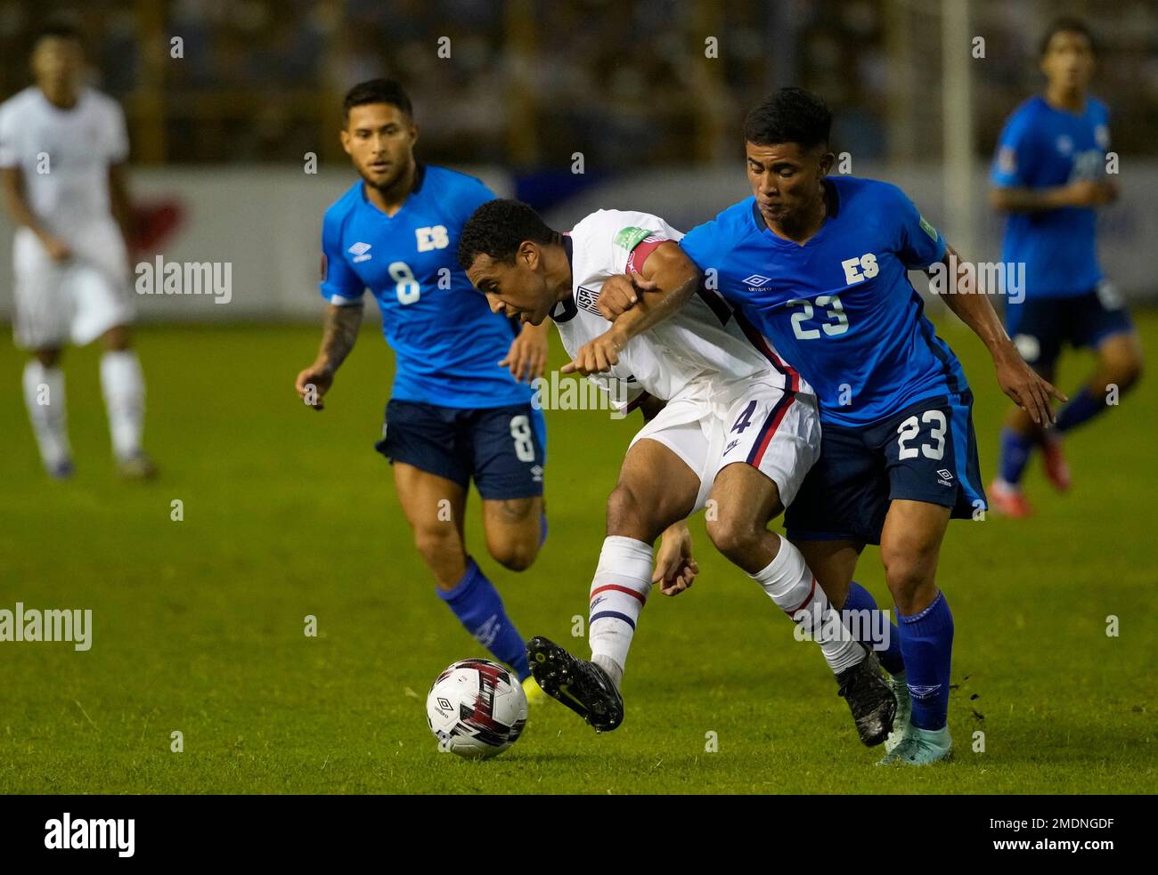 United States' Tyler Adams, center, and El Salvador's Melvin Cartagena