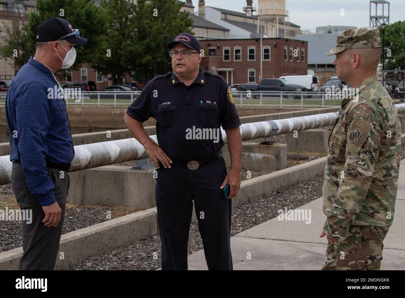 Richard Wilczek, left, operations evaluation analyst, U.S. Army North Civil Support Training Activity, speaks with Battalion Fire Chief Eric Snyder, special operations command, Philadelphia Fire Department, and U.S. Army Sgt. Maj. James Ivey, operations sergeant major, Task Force 46, at the Navy Yard, Philadelphia, Pa.  July 26, 2022. Task Force 46 and over 600 personnel from its federal, state, local, private and academic partners collaborated to successfully complete the most recent Dense Urban Terrain (DUT) exercise. The DUT series of exercises began in 2018 and has become one of the Nation Stock Photo