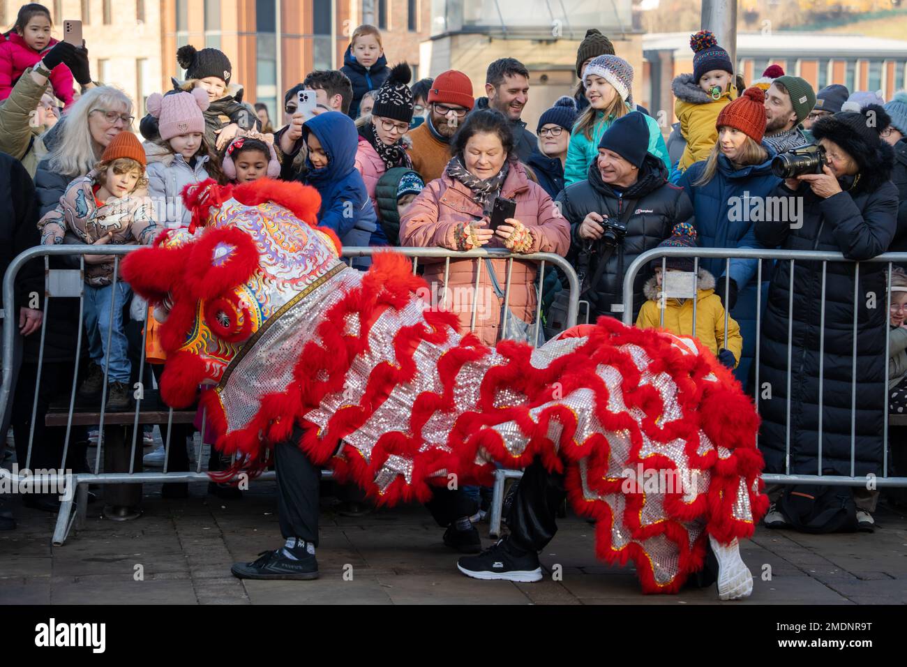 Chinese lion dance hi-res stock photography and images - Alamy