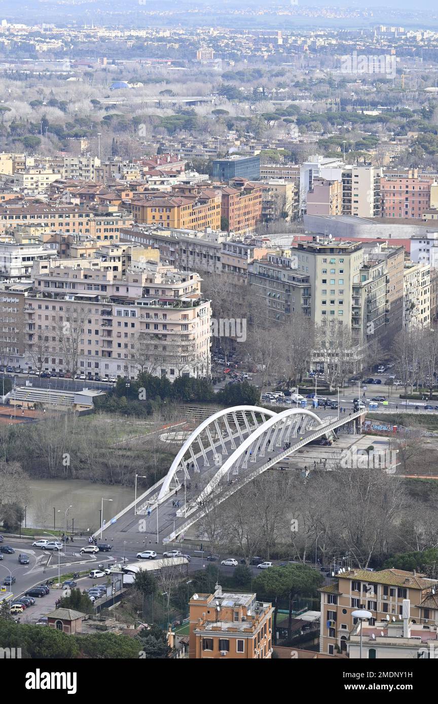 Rome. Italy. Ponte della Musica-Armando Trovajoli spans the river Tiber and connects the districts of Della Vittoria and Flaminio.  Designed and built Stock Photo