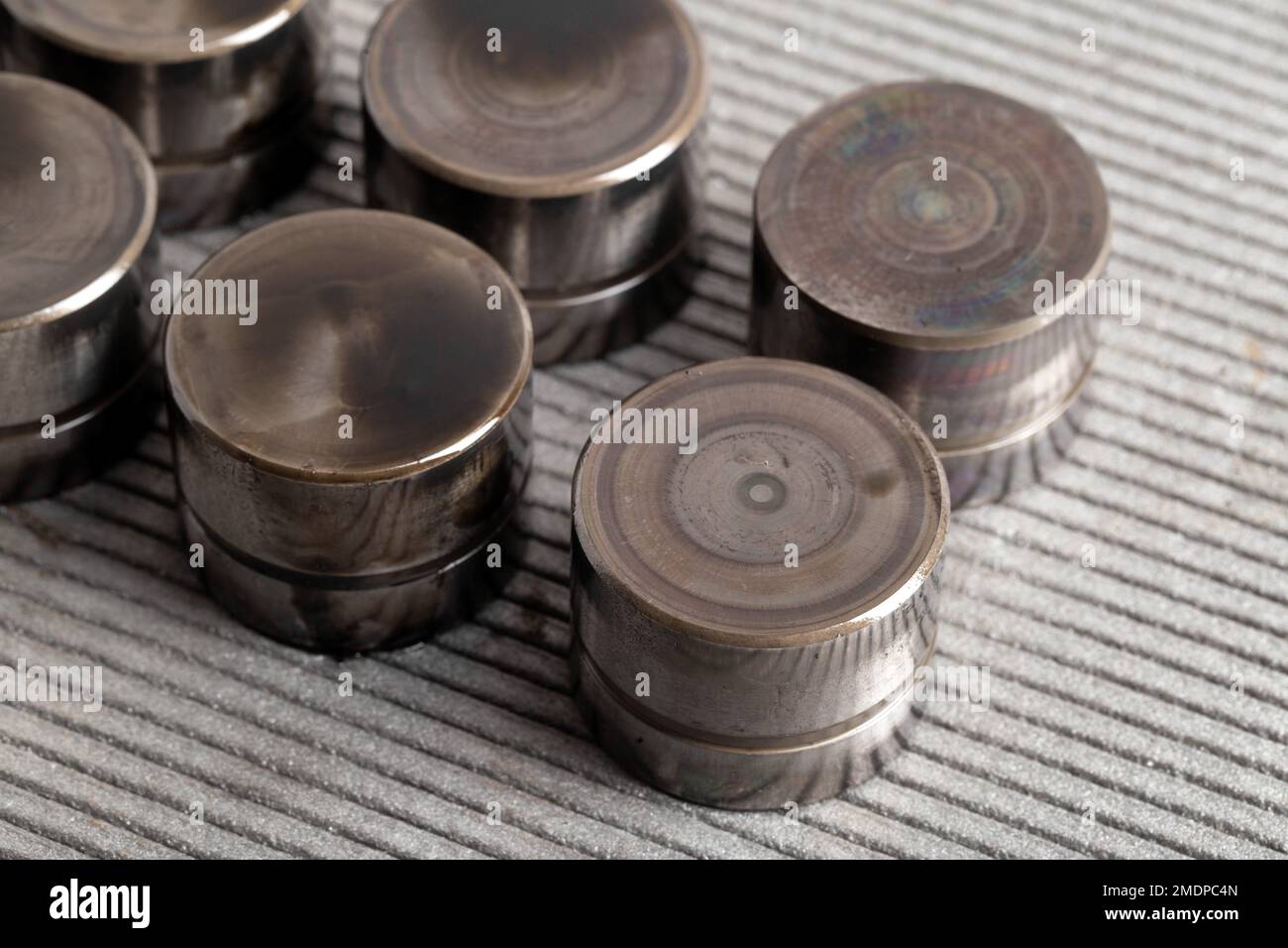 Hydraulic compensators in the lubrication system of a car engine