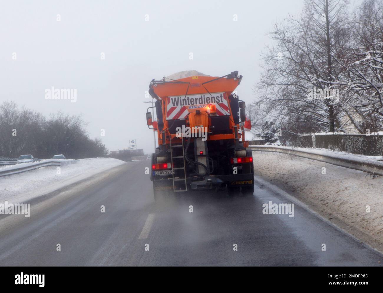 Winterdienst Streufahrzeug streut Salz auf einer Autobahn in NRW Stock Photo