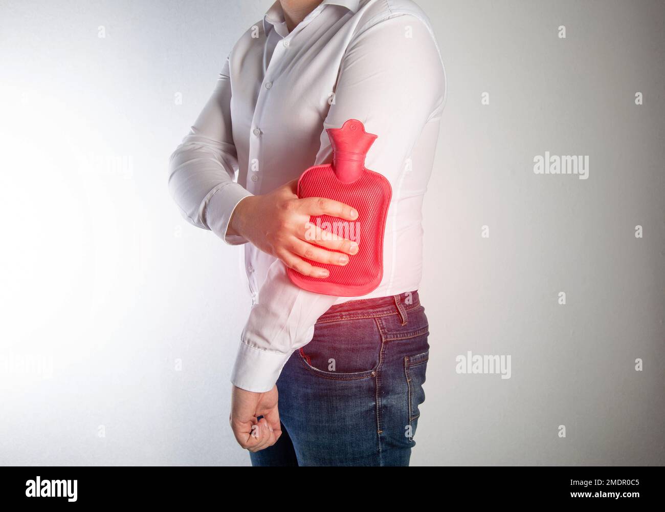 Treatment of arthritis of the elbow joint with a heating pad with hot