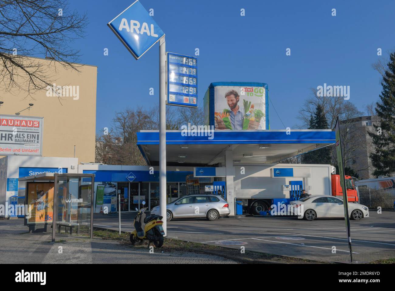 Aral petrol station, Blissestrasse, Wilmersdorf, Charlottenburg-Wilmersdorf, Berlin, Germany Stock Photo
