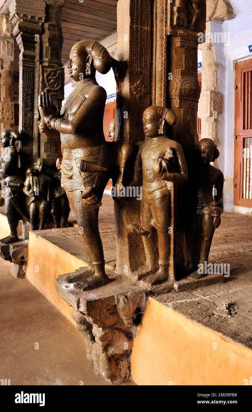 Statues of king in corridor of the Kanthimathi Nellaiyappar Temple at