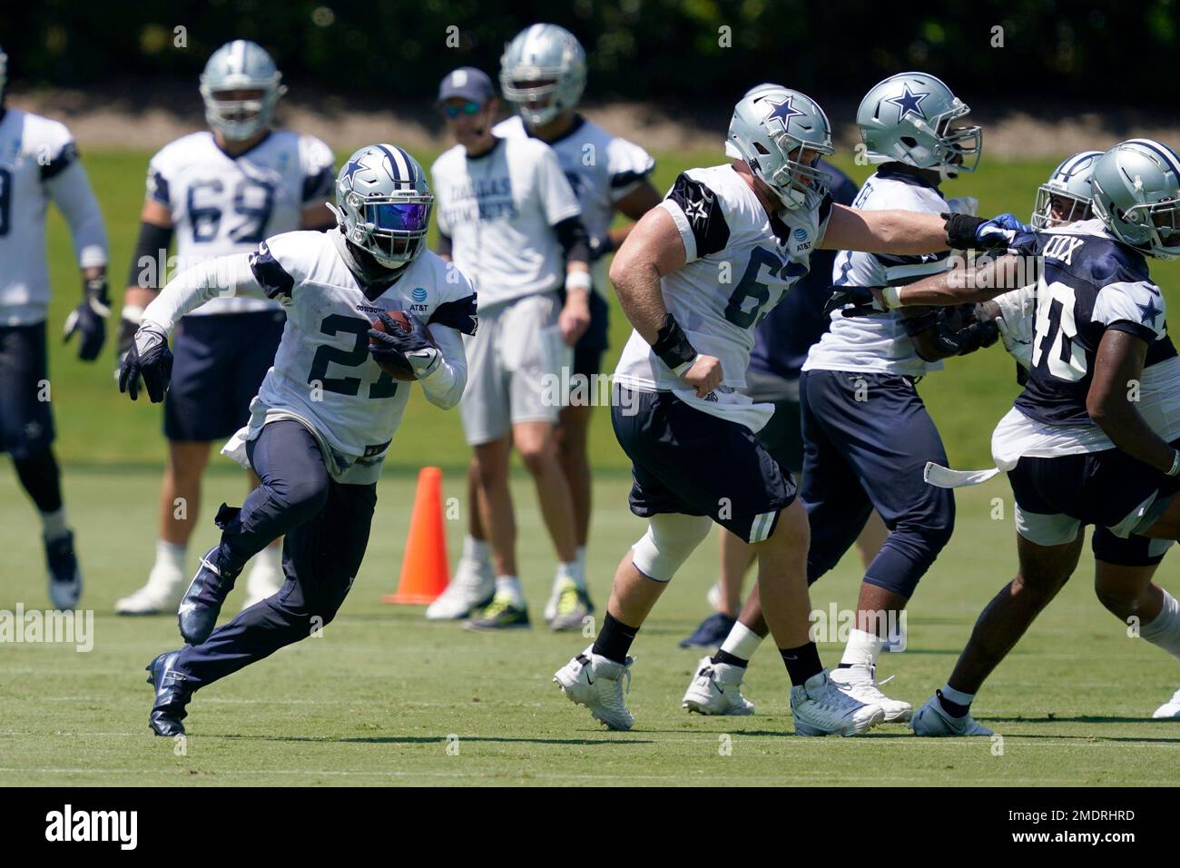 Dallas Cowboys running back Ezekiel Elliott (21) carries the ball