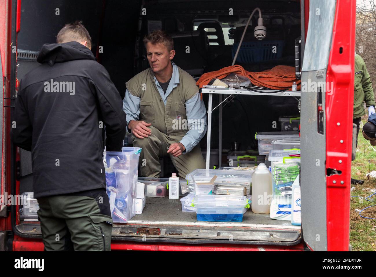 KHERSON, UKRAINE - JANUARY 22, 2023 - A UK volunteer, Dr. Scott Miller stirilizes a dog in the field in a van, Kherson, southern Ukraine. Stock Photo