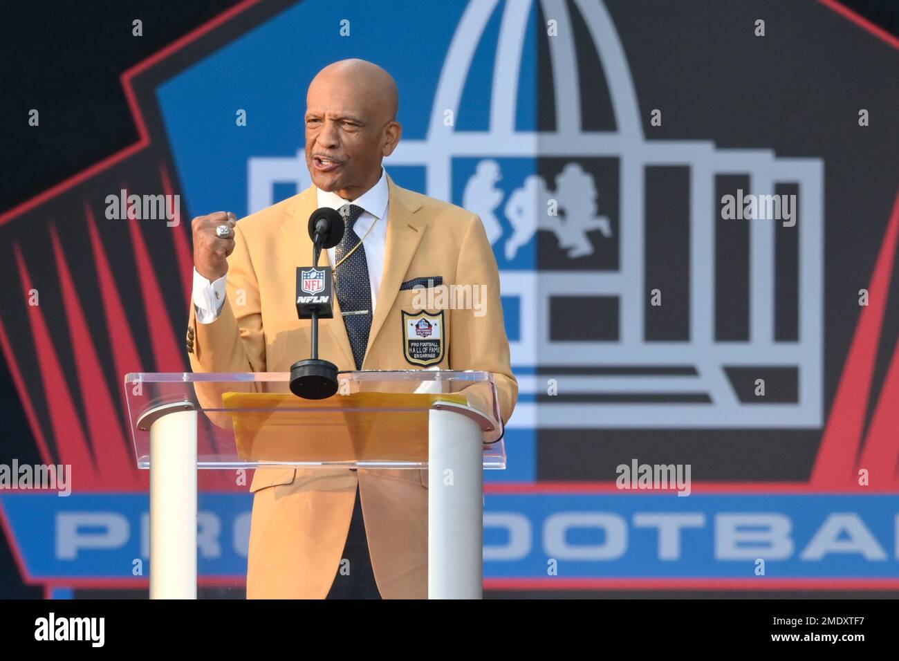 Drew Pearson, a member of the Pro Football Hall of Fame Class of 2021,  receives his gold jacket during the gold jacket dinner in Canton, Ohio,  Friday, Aug. 6, 2021 (AP Photo/Gene