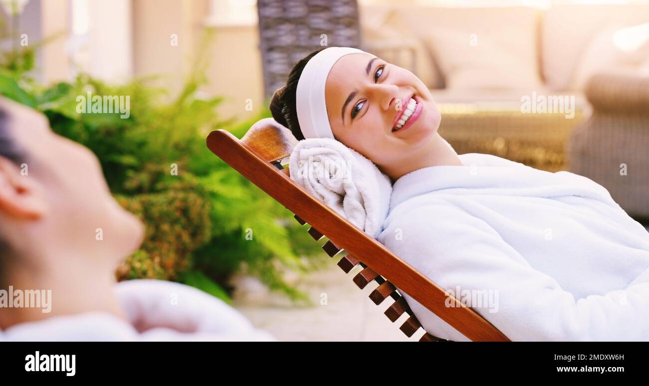 Young women enjoying a day out hi-res stock photography and images - Alamy