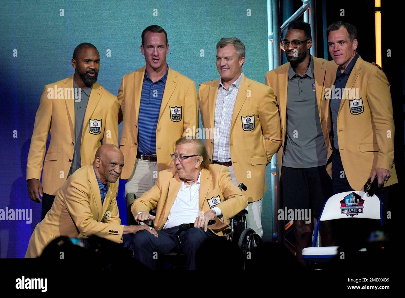 The members of the Pro Football Hall of Fame Class of 2021 pose for a ...