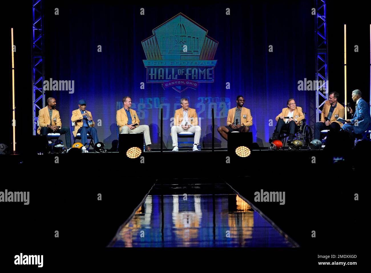 The members of the Pro Football Hall of Fame Class of 2021 participate ...
