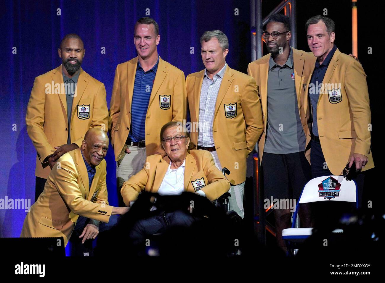 The members of the Pro Football Hall of Fame Class of 2021 pose for a ...