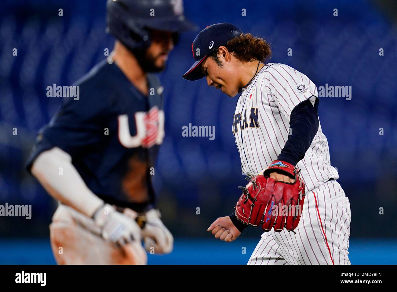 Japan's Hiromi Itoh, right, reacts after United States' Eddy Alvarez