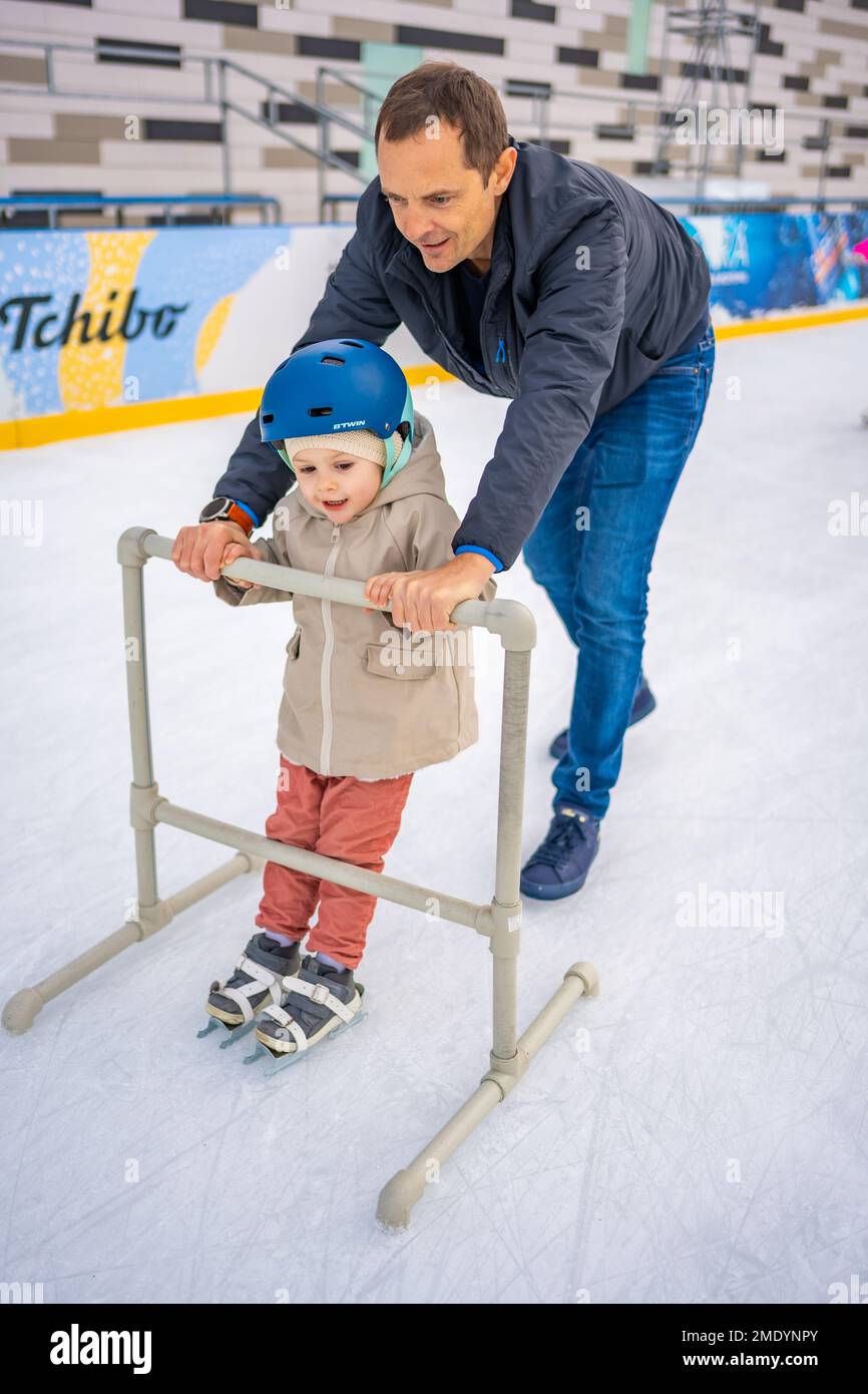 Young girl learning to skate hi-res stock photography and images - Page 8 -  Alamy