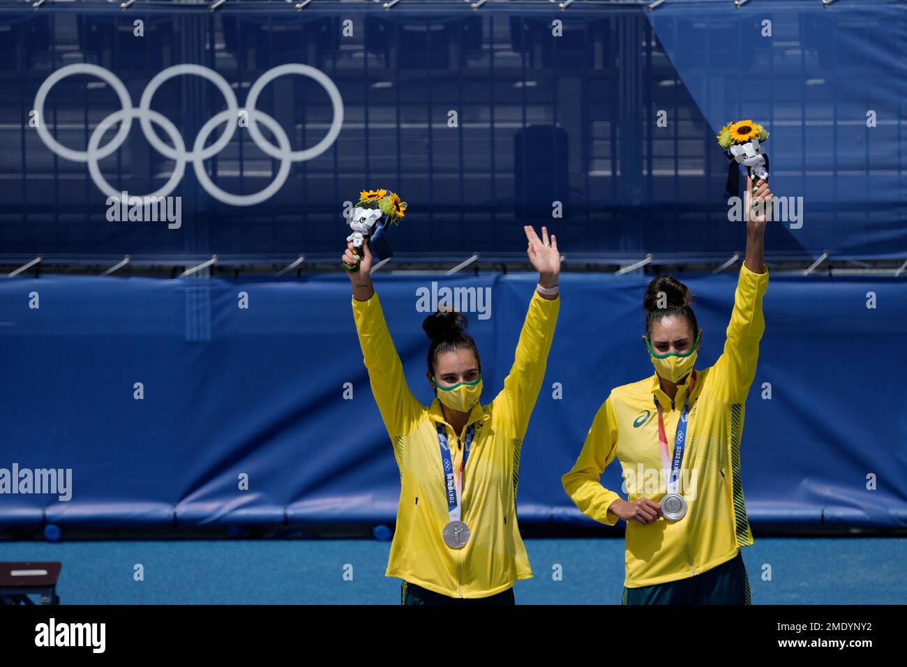 Silver medalist Mariafe Artacho del Solar, left, of Australia, and