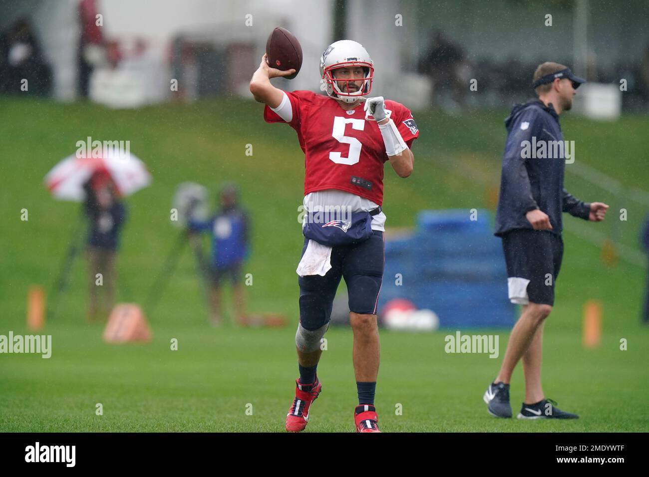 New England Patriots quarterback Brian Hoyer (5) throws the ball on the  field before an NFL