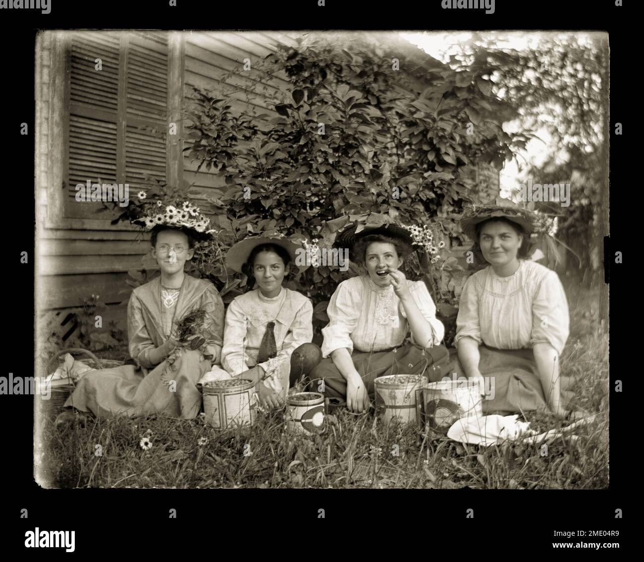 Young, Victorianera, Girls Eating Cherries, Circa 1890 Stock Photo Alamy