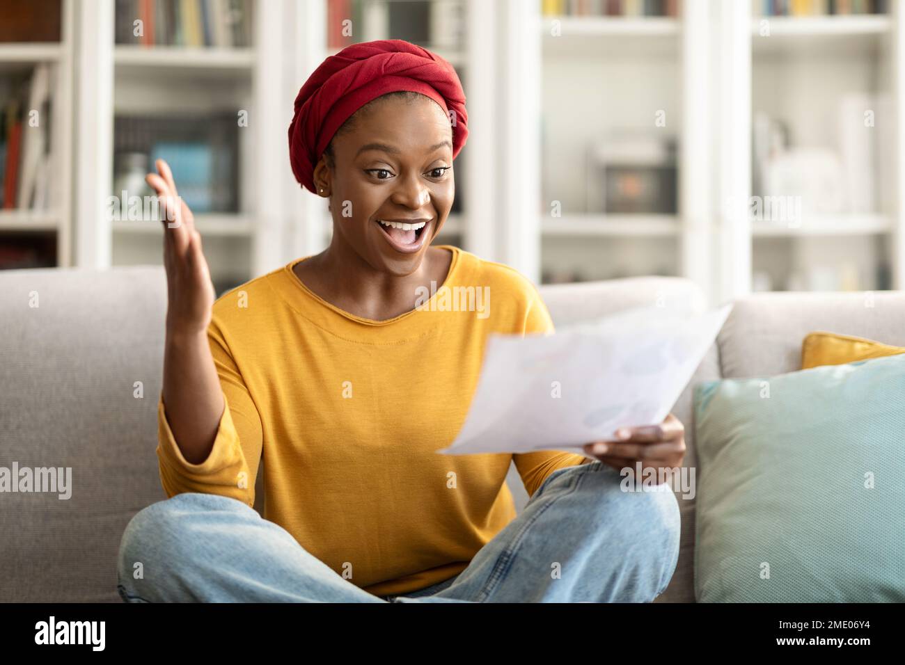 Black woman reading letter hi-res stock photography and images - Alamy