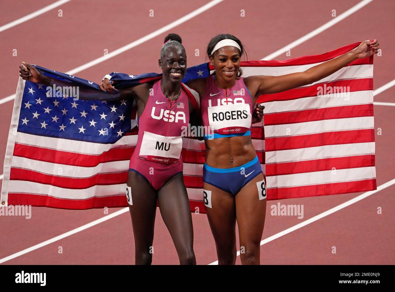Athing Mu, of United States celebrates winning the gold medal with(02)
