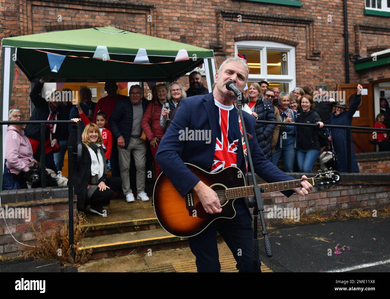 Queen's Platinum Jubilee party musician Neil Gray playing at local party. Picture by David Bagnall. Coalbrookdale, Telford, Shropshire. June 5th 2022 Stock Photo