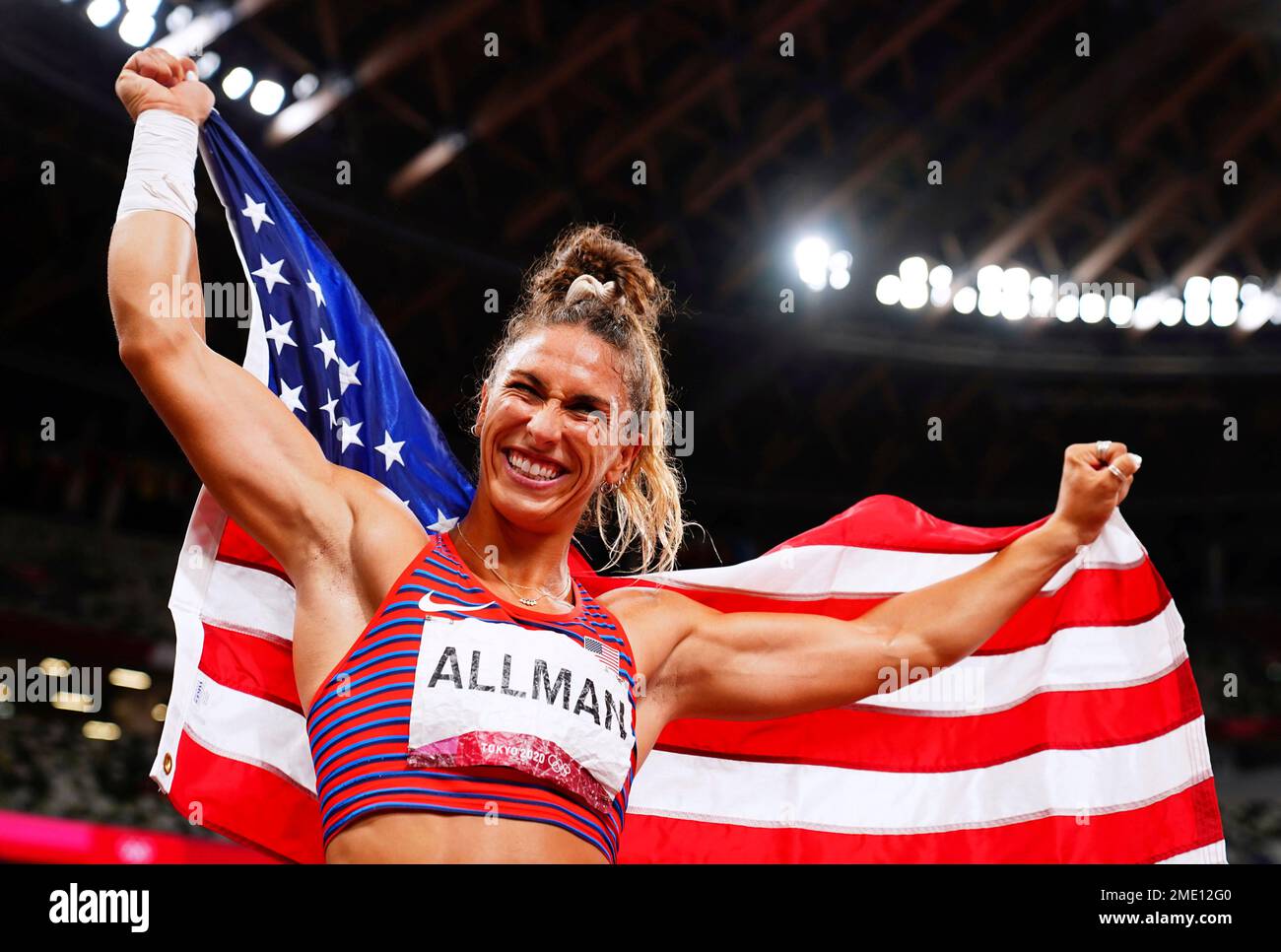 Valarie Allman of the United States celebrates winning the gold medal(02)