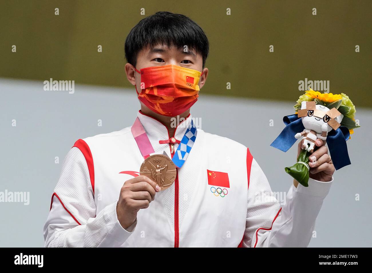 Bronze medalist Li Yuehong, of China, celebrates after the men's 25