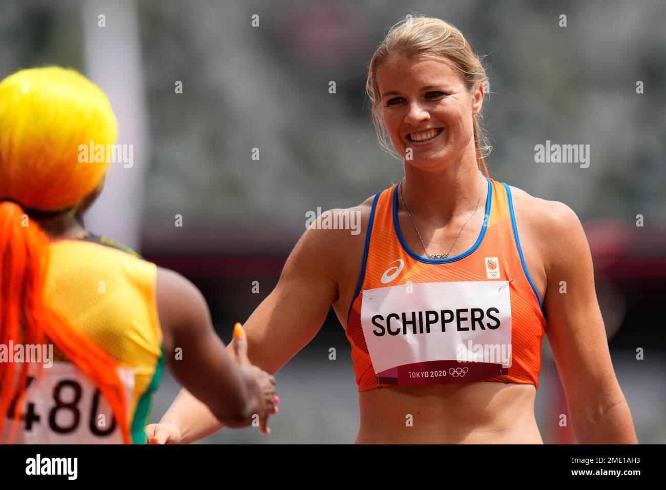 dafne-schippers-of-netherlands-gestures-to-shelly-ann-fraser-pryce