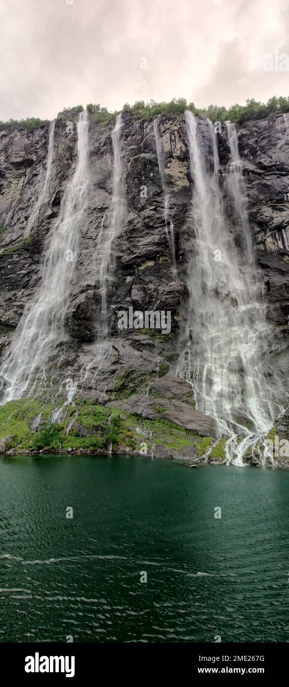 Vertical shot beautiful foamy hi-res stock photography and images - Alamy